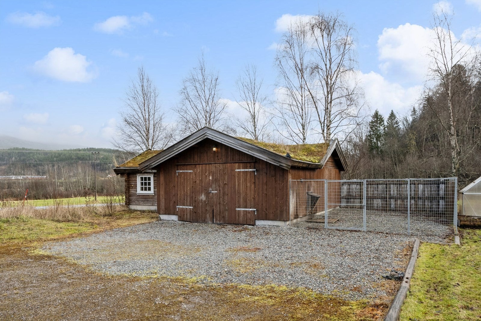 Garasje med stort lagerrom oppført i 2010. Hundegård medfølger i handelen. Galleribilde