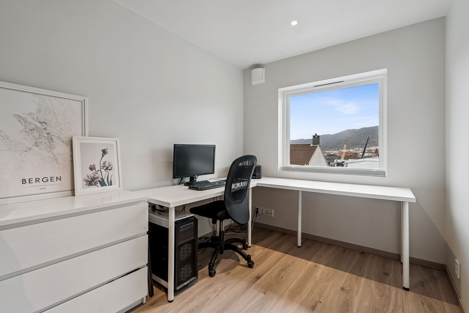 Soverom hvor det er plass til seng og nattbord. Galleribilde