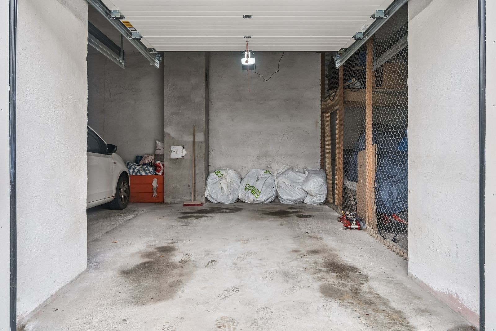 Fast garasjeplass. Galleribilde