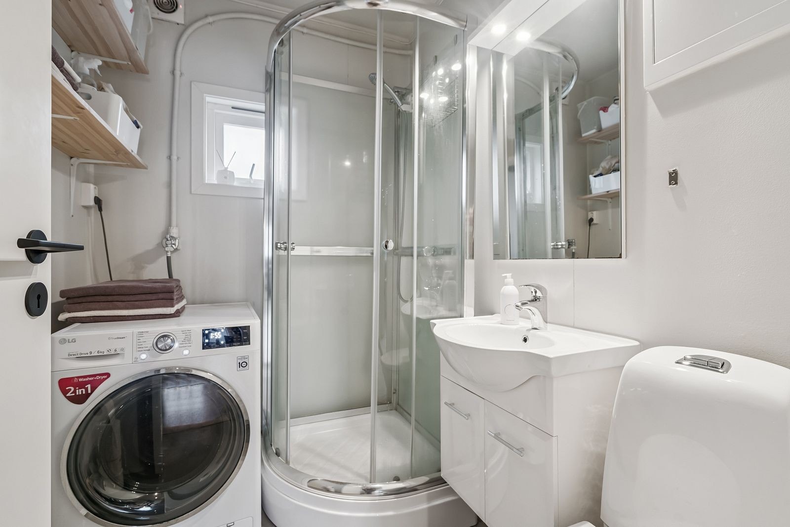 Baderom utstyrt med dusj, wc og servant m/speil og oppbevaring. Galleribilde