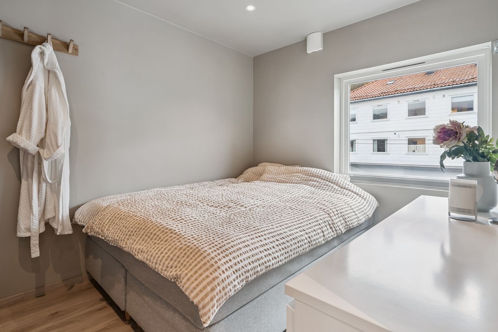 Soverom av lys og innbydende farge. Galleribilde