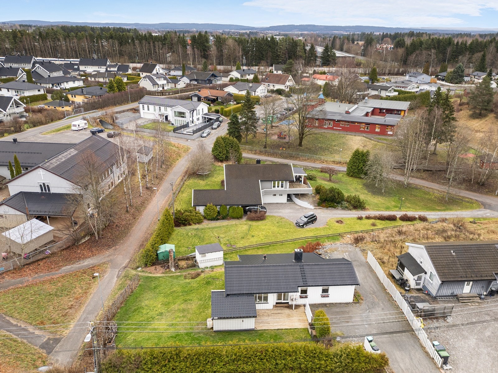 Boligen har fin beliggenhet på Kløfta med kort vei til flere barnehager og skoler Galleribilde
