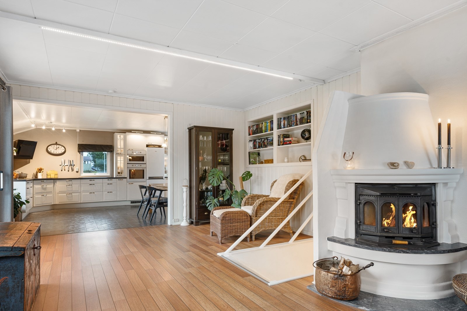 Her får du en åpen løsning mellom stue og kjøkken Galleribilde