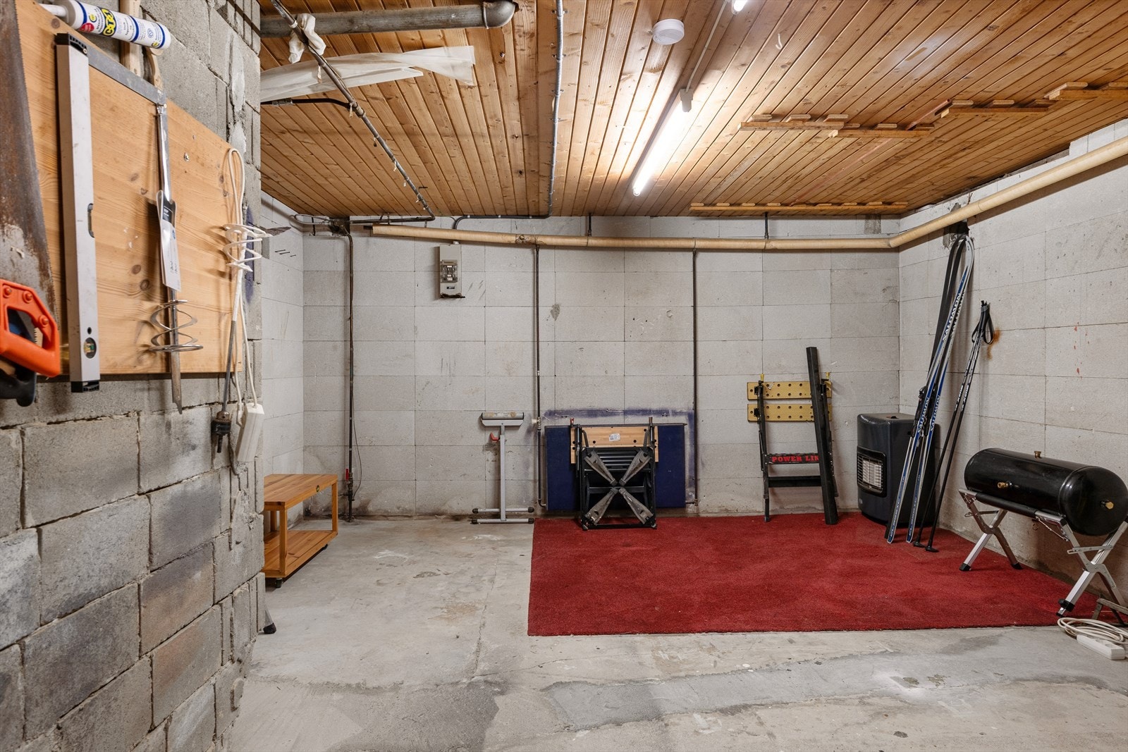 Takhøyde i kjeller ligger på ca 2150mm med noen lokale variasjoner. Galleribilde