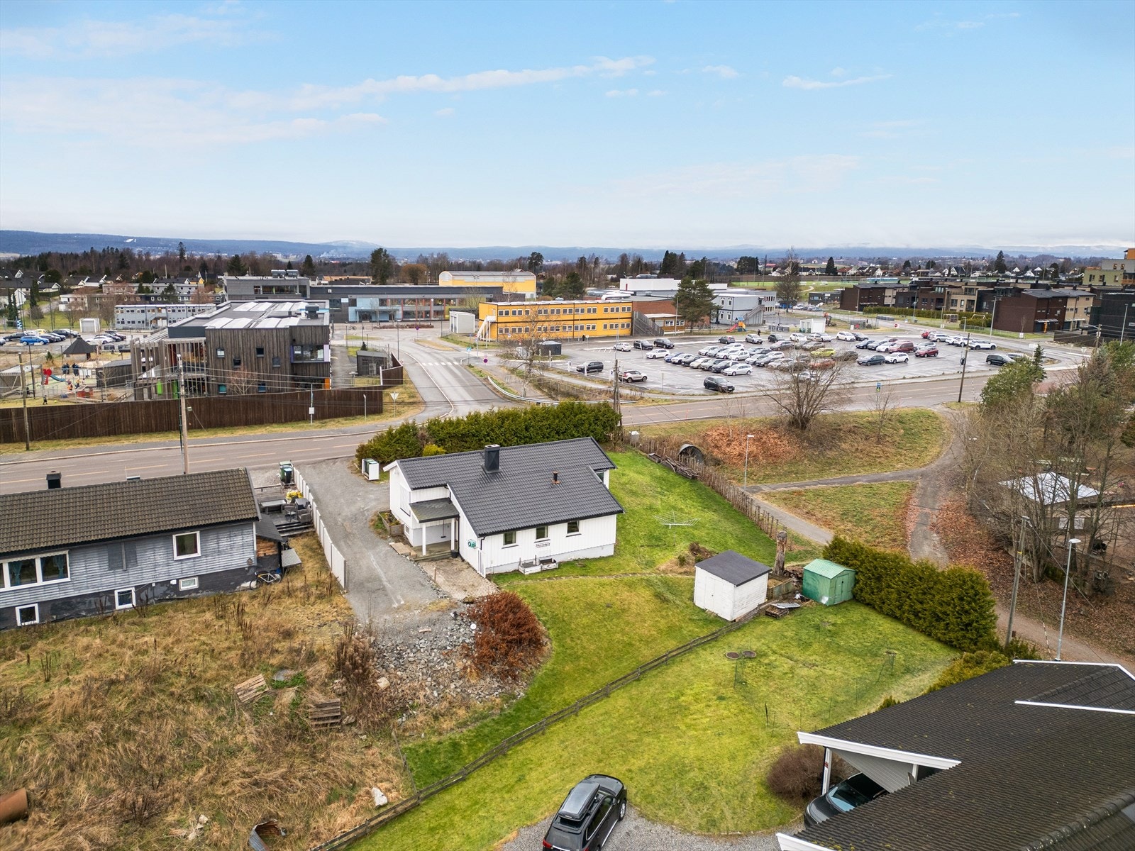 På eiendommen finner du en utvendig bod - Her er det kort vei til alt! Velkommen til visning Galleribilde