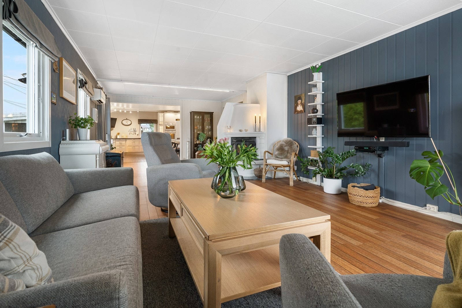 Romslig TV-stue med peis Galleribilde