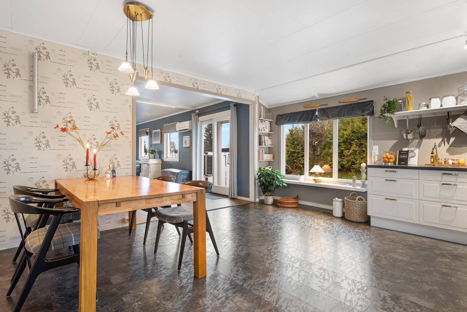 På kjøkkenet har du god plass til en spisestue Galleribilde