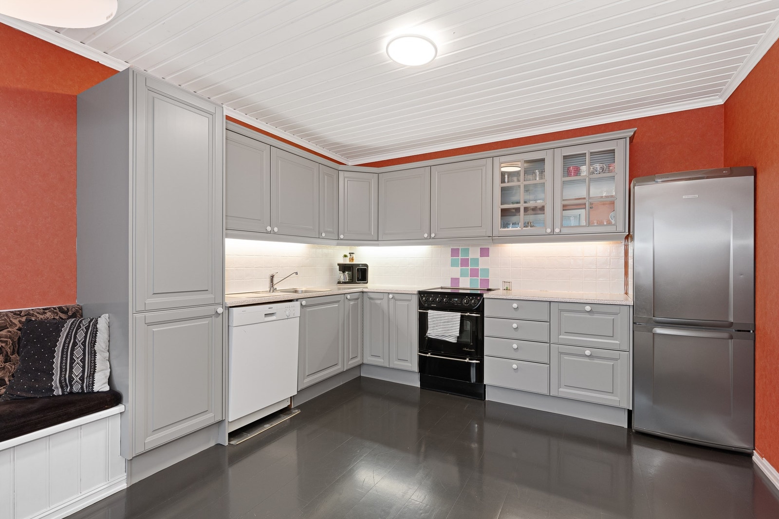 Kjøkkenet har en klassisk innredning med profilerte fronter og rikelig med skapplass. Innredning fra byggeår. Galleribilde