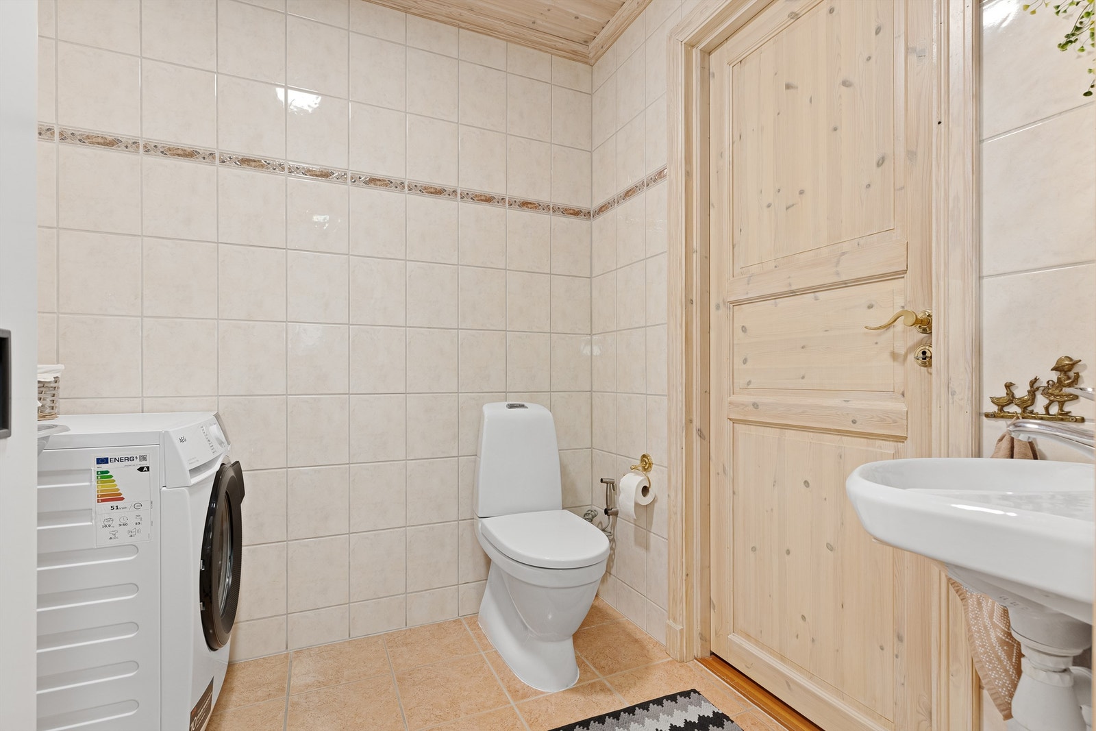 Første etasje inneholder også et praktisk vaskerom med toalett. Innenfor vaskerommet er det en god bod med varmtvannsbereder Galleribilde