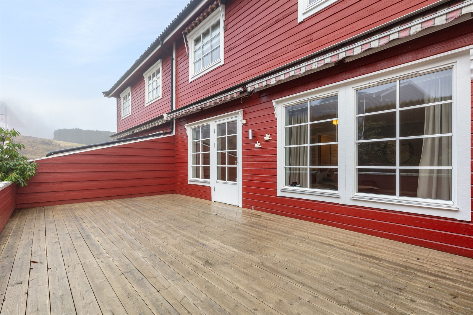 Her er det god plass til både sittegruppe og grill. 2 manuelle markiser over vinduene. Galleribilde