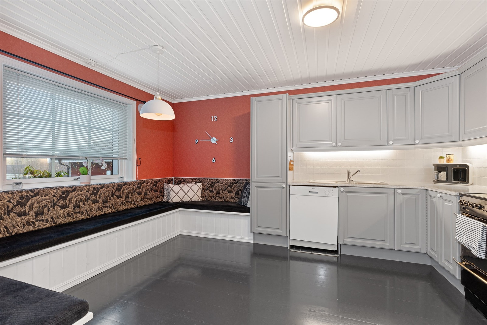 En stor, plassbygget sittebenk fungerer som en sosial spiseplass for hele familien. Her er det god plass til stort spisebord for familien Galleribilde