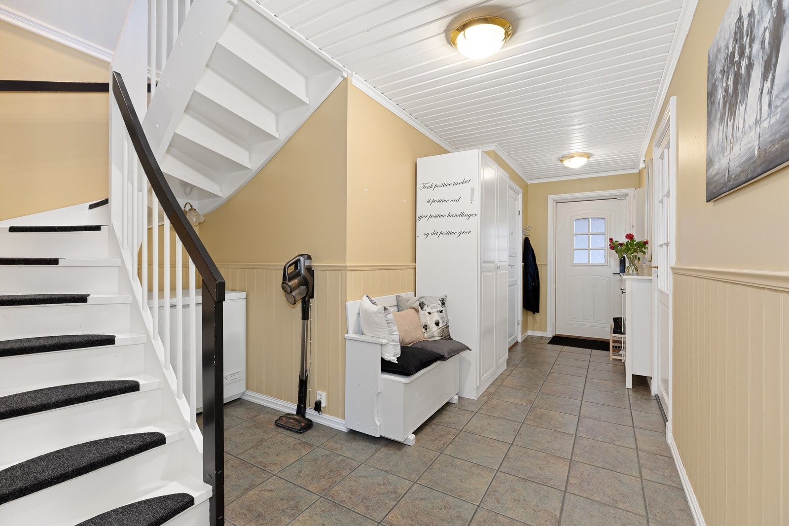 Det er varmekabler i gulv i gangen. Fra gangen ser vi til høyre i bildet inngang til kjøkken, og nederst til venstre inngang til vaskerom/toalettrom Galleribilde