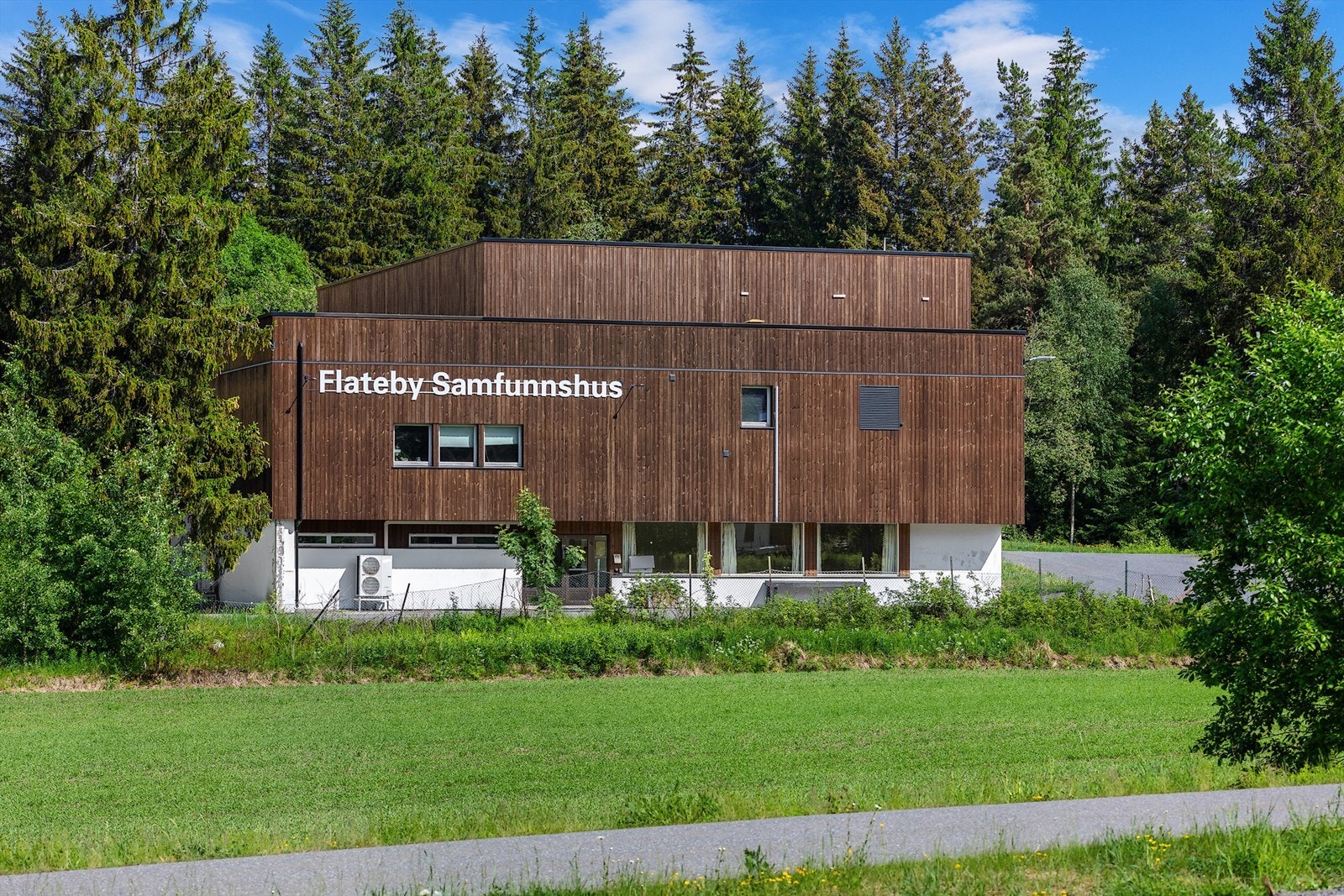 Flateby Samfunnshus bidrar til et levende nabolag med arrangementer som kino og quiz. Galleribilde