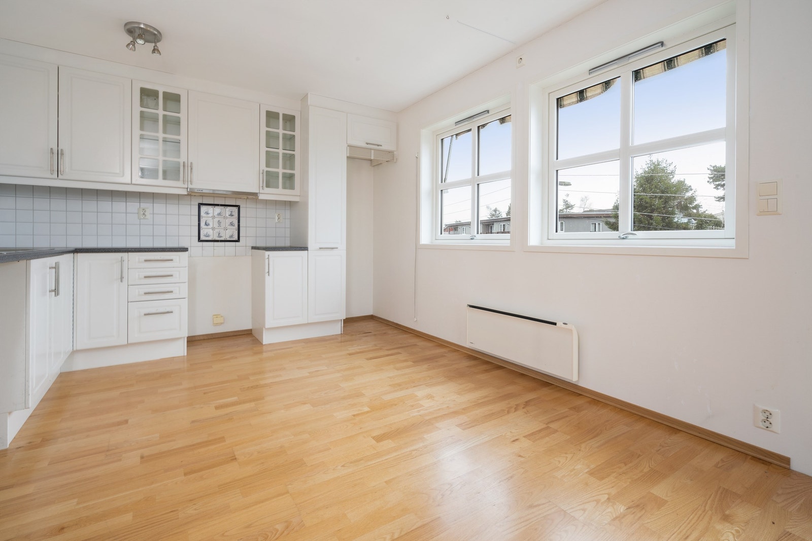 Praktisk kjøkken med god skap og benk-plass. Galleribilde