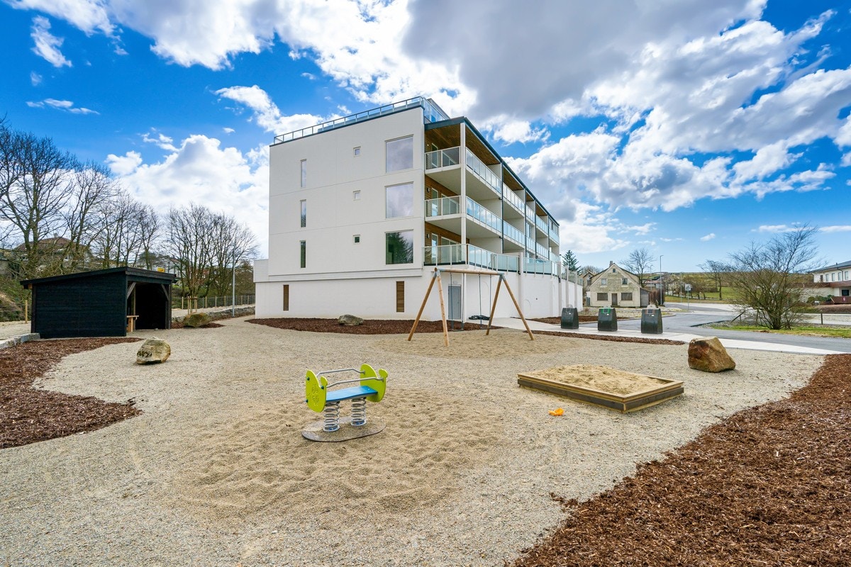 Uteområdet er flott opparbeidet med lekeplass og gapahauk. Galleribilde