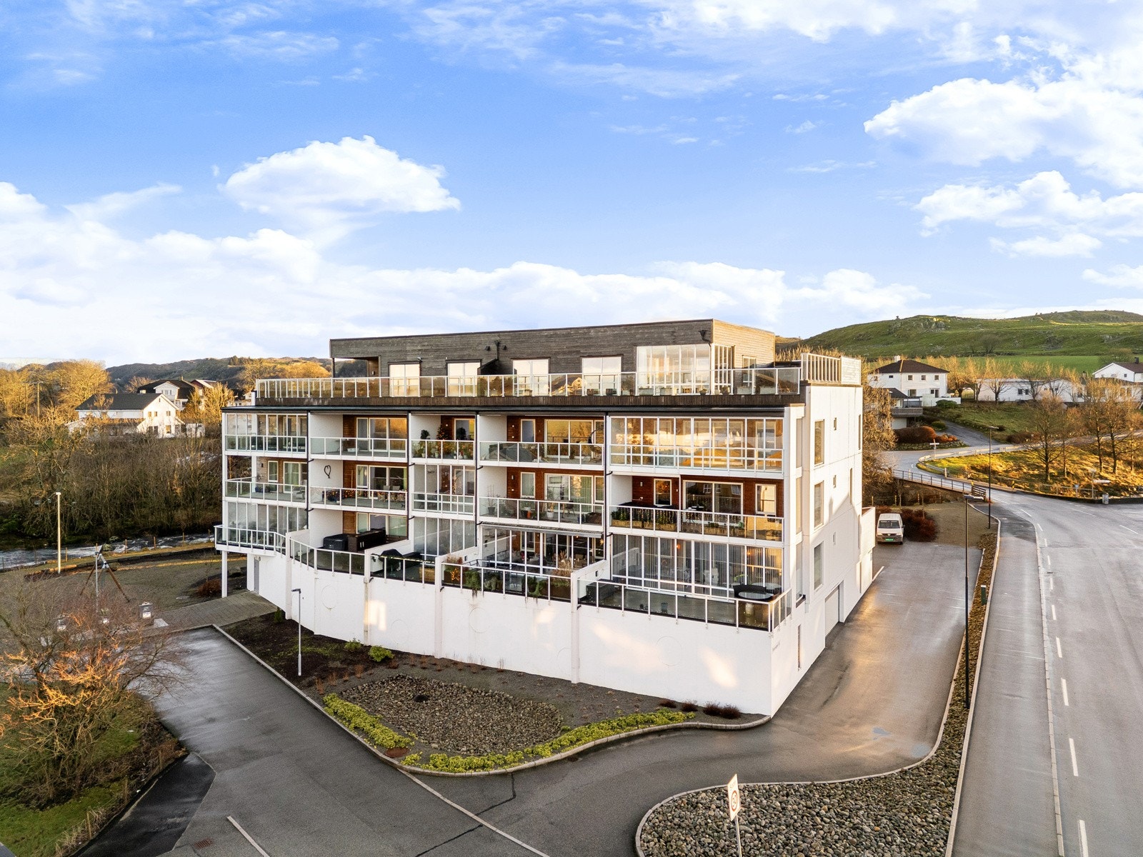 Flott opparbeidet felles tomt for sameie. Galleribilde