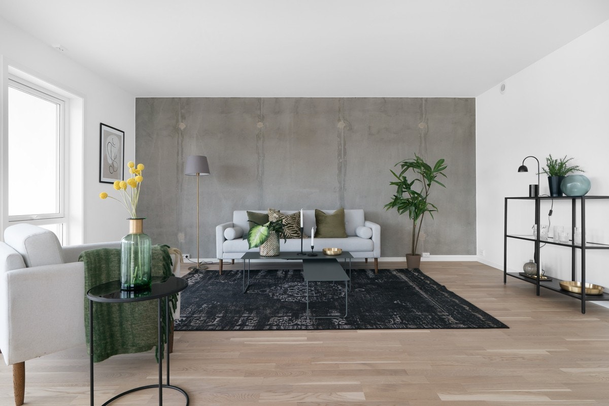 Stuen/kjøkkenet har lystmalte vegger/himlinger og parkett på gulv Galleribilde