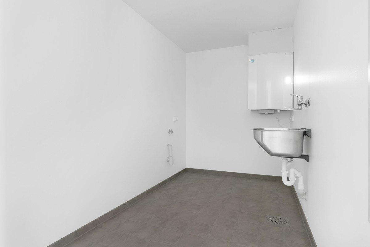 Romslig vaskerom/bod med opplegg for vaskemaskin og utslagsvask Galleribilde