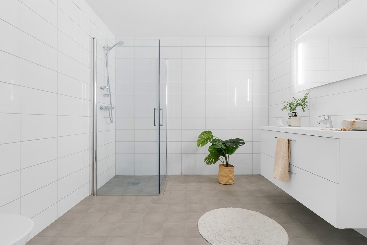 Helfliset bad med dusj og vegghengt toalett. Galleribilde