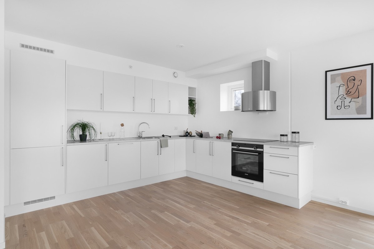 Kjøkkenet har integrert stekeovn, koketopp, oppvaskmaskin og kjøleskap Galleribilde