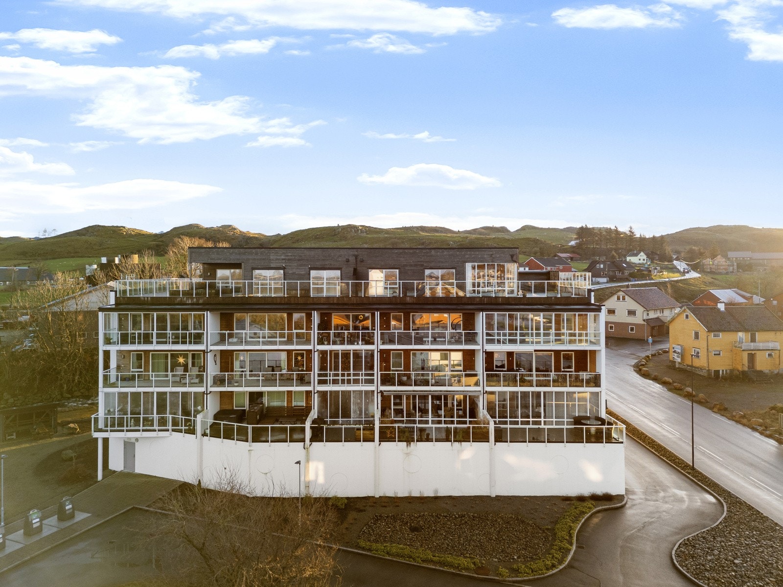 Leiligheten ligger fint til i byggets 2. etasje. Galleribilde