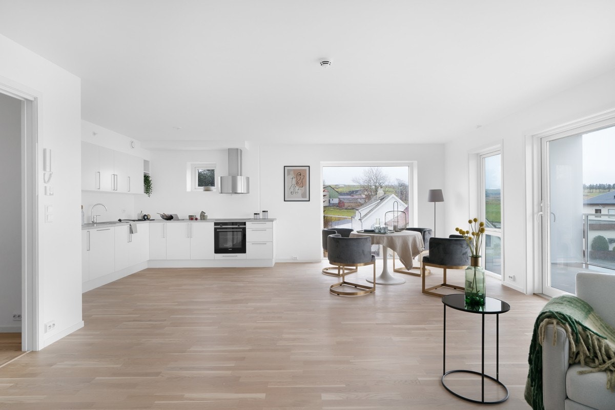 Åpen stue- og kjøkkenløsning med store vindusflater Galleribilde