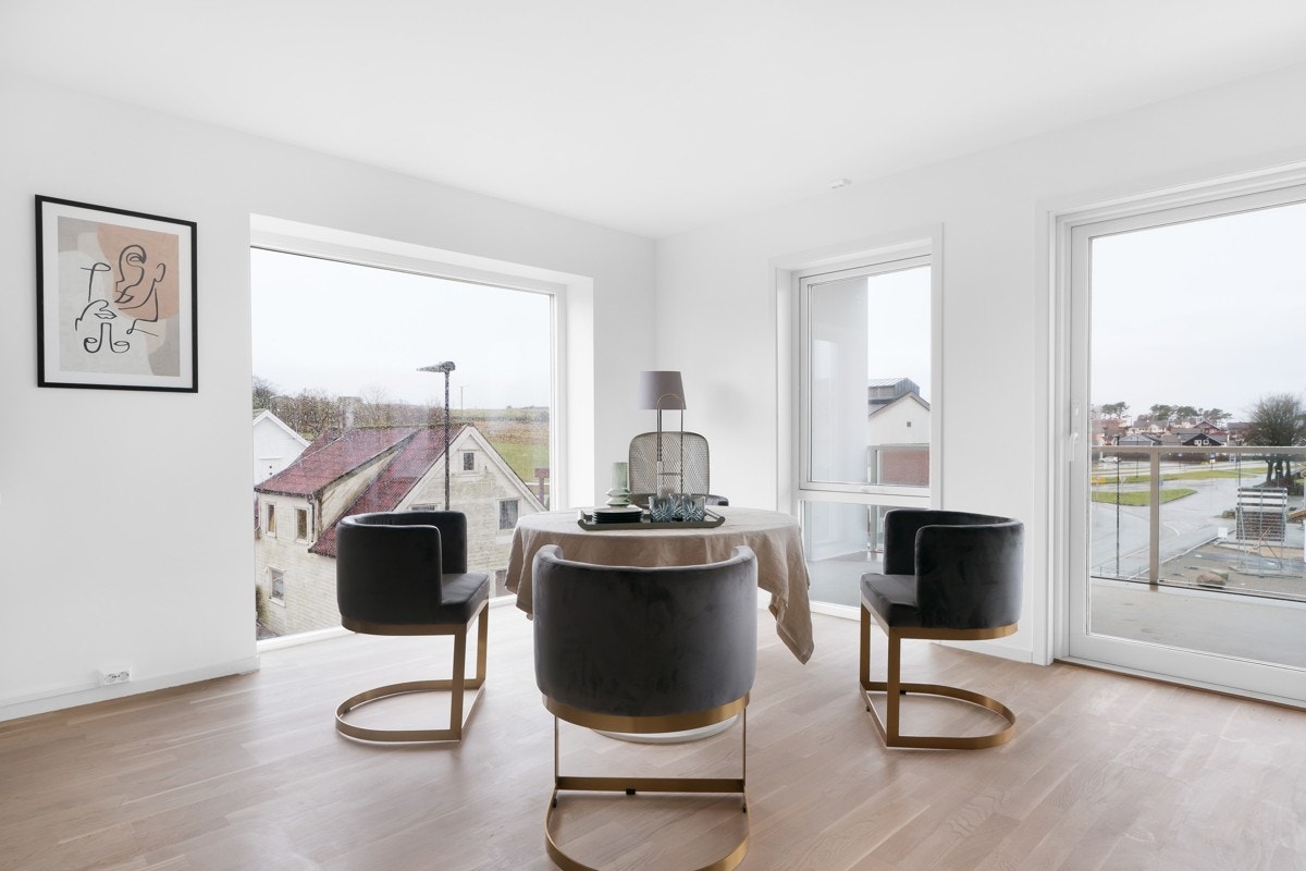 Naturlig plass til spisebordet like ved kjøkkenet Galleribilde