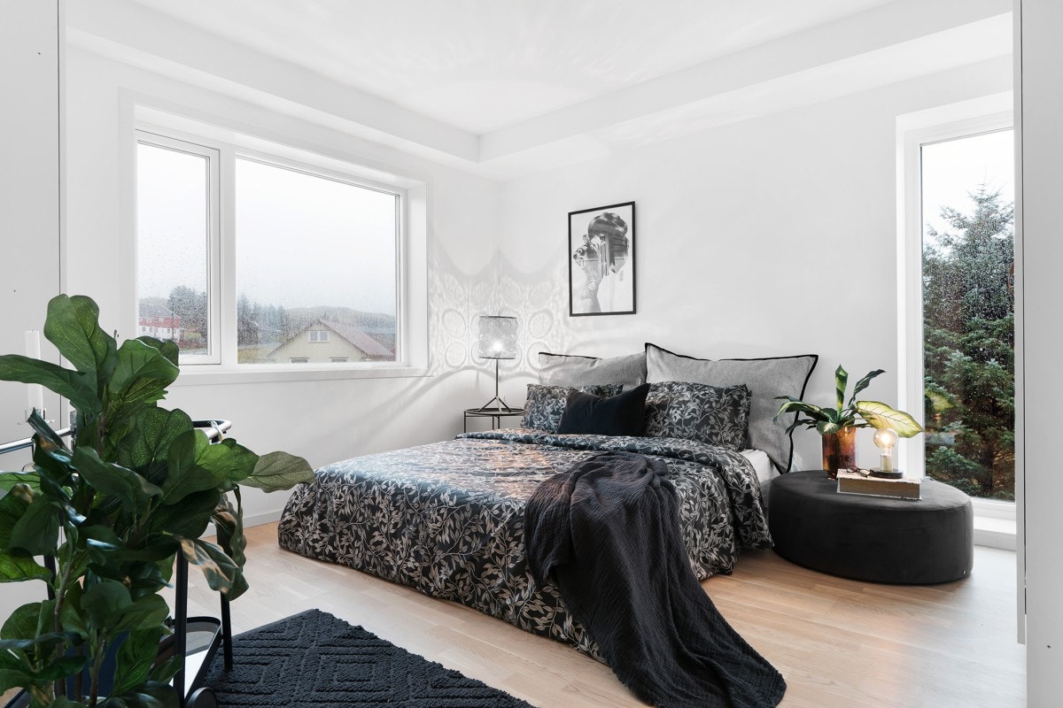 Hovedsoverom med god plass til dobbeltseng, nattbord og garderobeskap Galleribilde