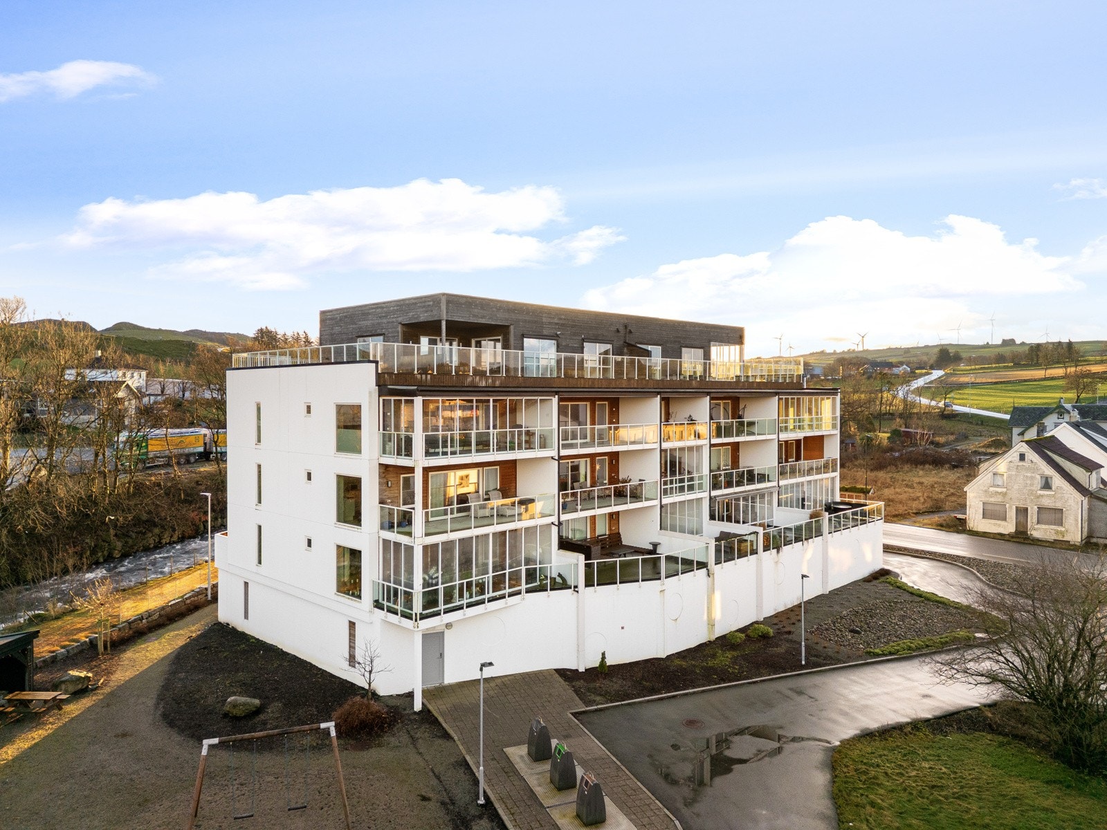 Dagligvarehandelen kan blant annet gjøres på Coop Prix som ligger ca. 200 m unna. Ønsker du ytterligere servicetilbud, ligger Amfi Nærbø ca. 12 minutter unna med bil. Galleribilde