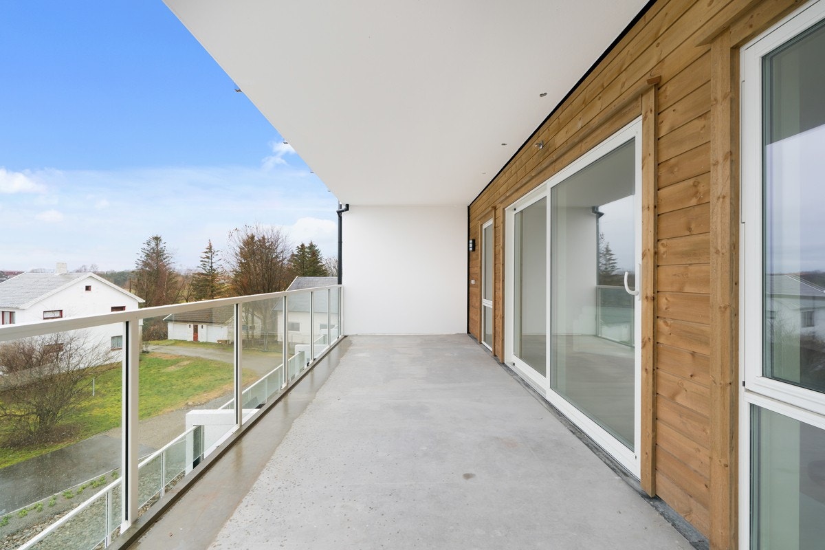 Særdeles romslig og vestvendt balkong med gode solforhold Galleribilde