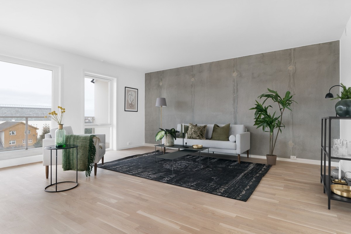 Store vindusflater sikrer stuen godt med naturlig lys Galleribilde