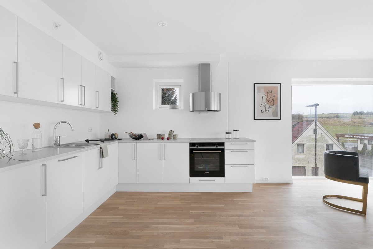 Moderne hvitt kjøkken med god skap- og benkeplass Galleribilde