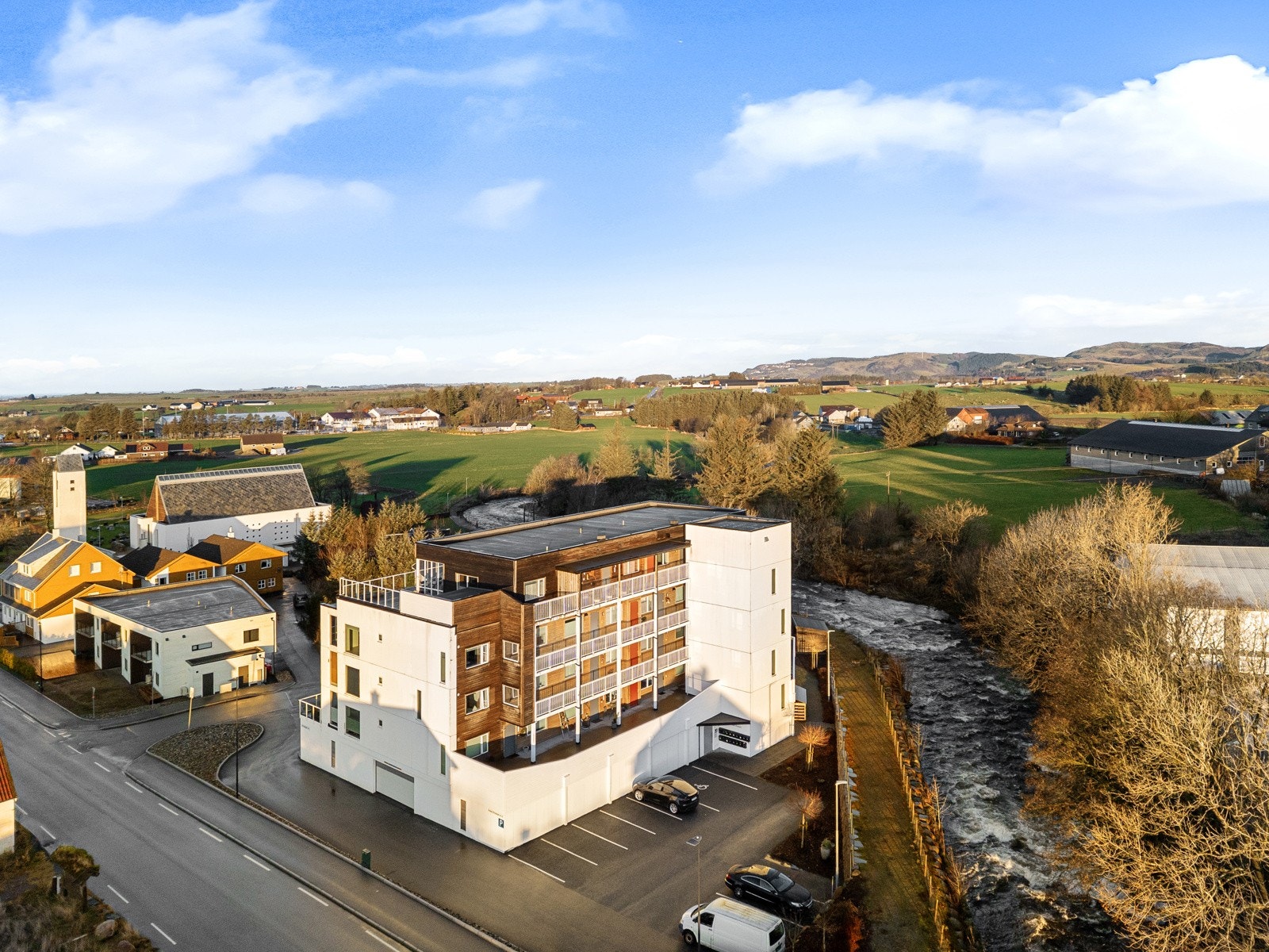 Dagligvarehandelen kan blant annet gjøres på Coop Prix som ligger ca. 200 m unna. Ønsker du ytterligere servicetilbud, ligger Amfi Nærbø ca. 12 minutter unna med bil. Galleribilde