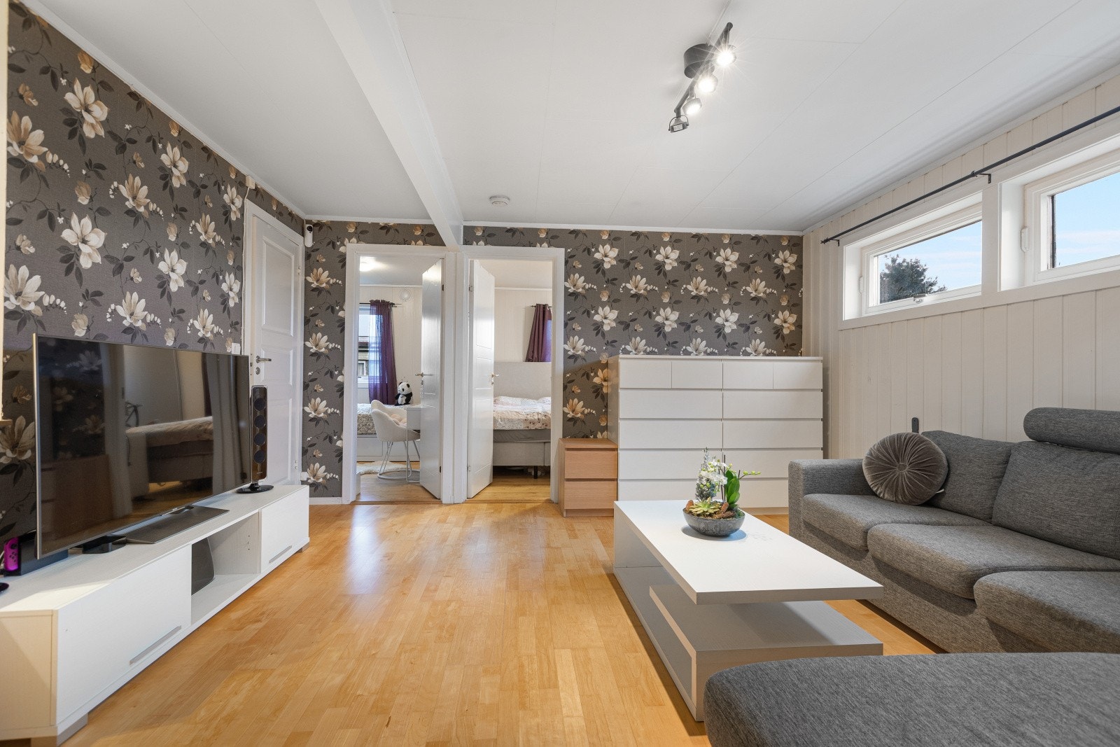 Videre har boligen en praktisk og romslig stue i 2. etasje, som egner seg utmerket som egen TV-stue, lekerom eller ungdomsavdeling - spesielt ideelt for barnefamilier. Galleribilde