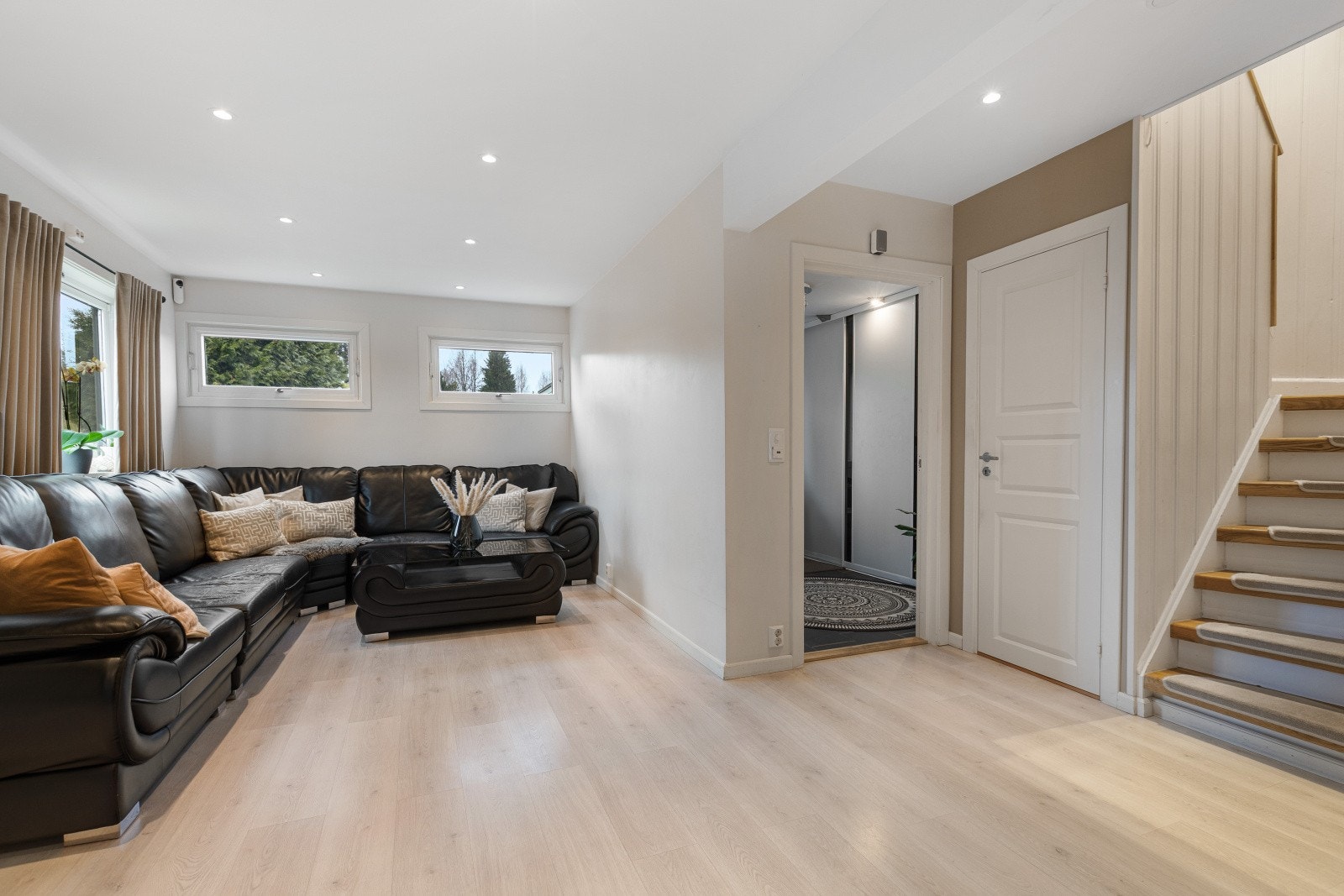 Boligen byr på to romslige stuer med gode møbleringsmuligheter. Galleribilde