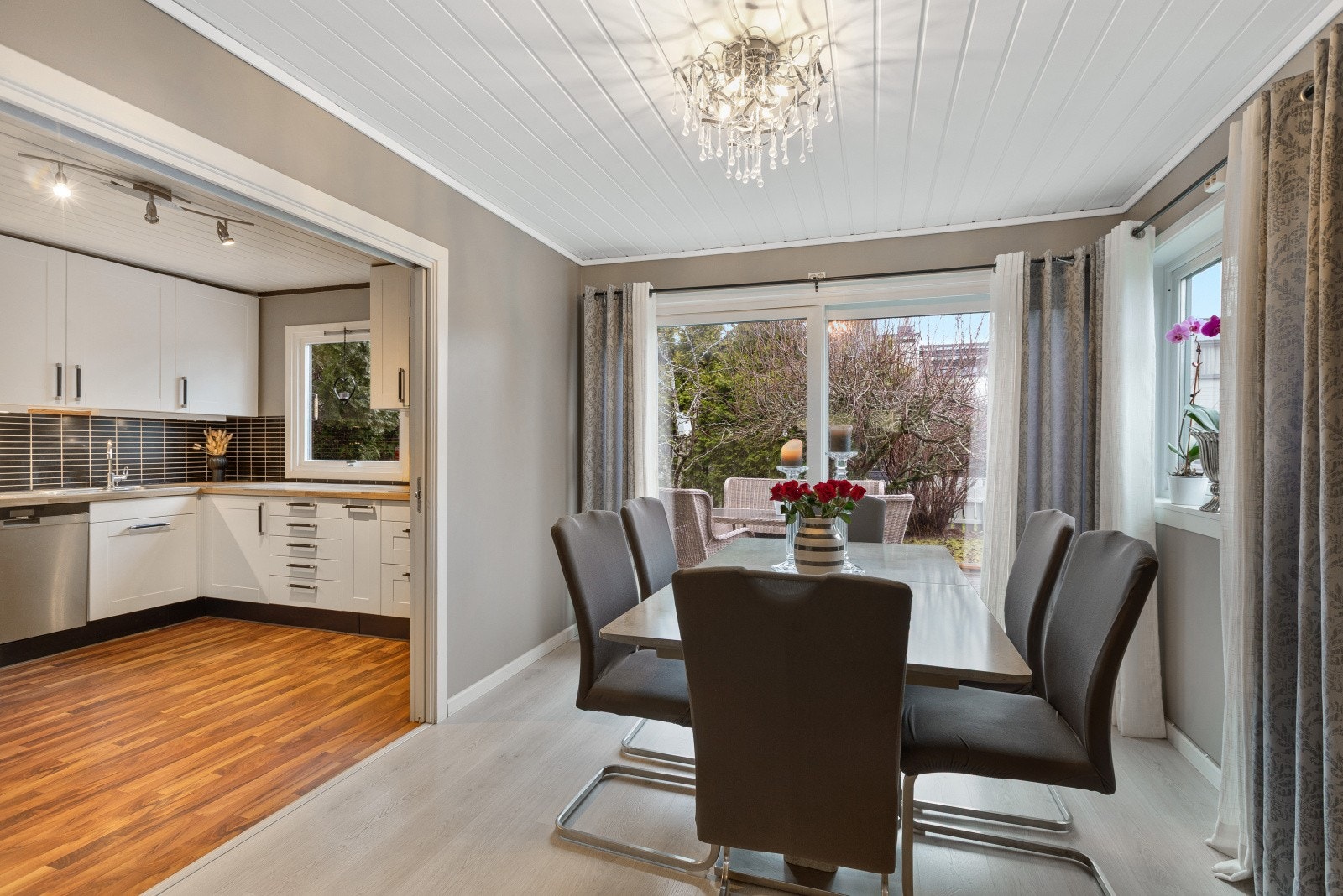 God plass til stort spisebord med tilhørende stoler. Galleribilde