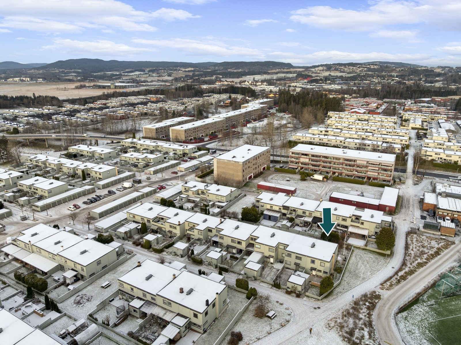 Eiendommen ligger i et sentralt, populært og meget barnevennlig boligområde på Skjetten i Lillestrøm kommune. Galleribilde