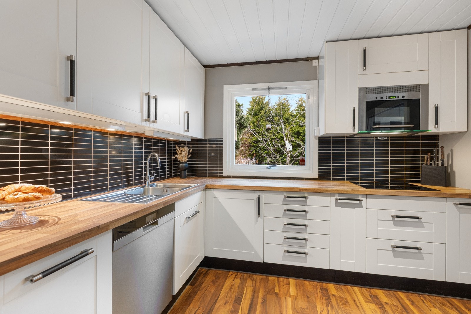 Kjøkkenet er utstyrt med integrert platetopp, stekeovn og mikrobølgeovn, samt frittstående kjøl/frys og oppvaskmaskin. Galleribilde