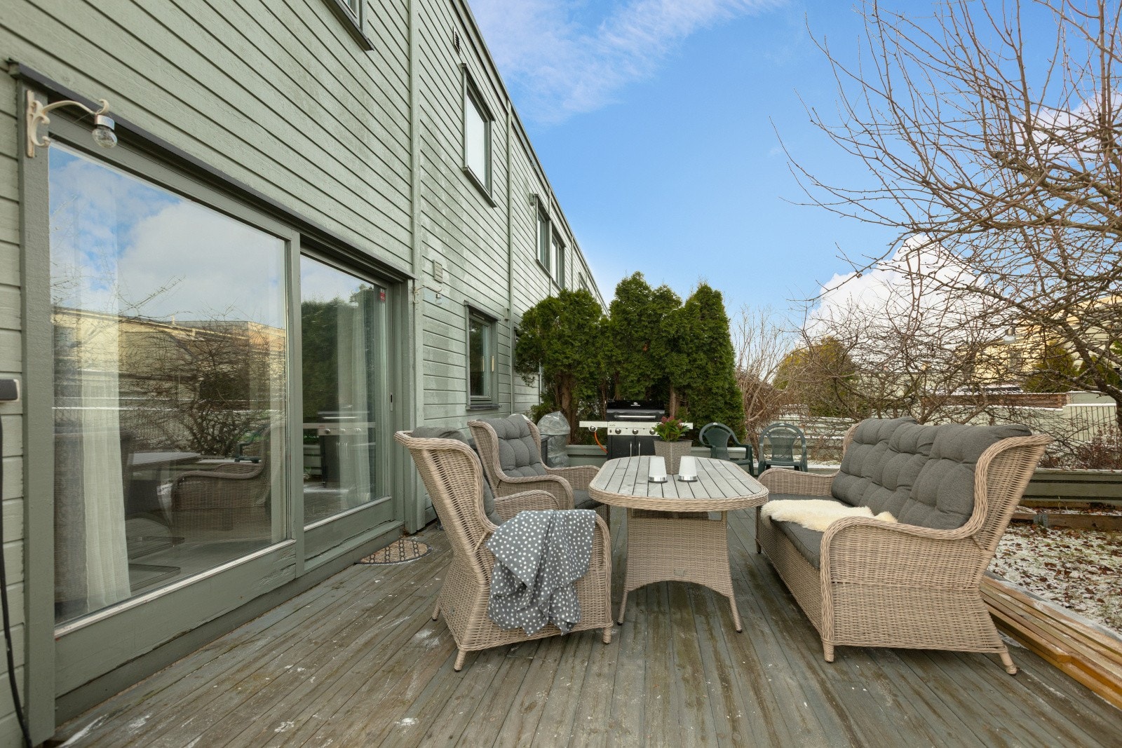 Fra stuen er det direkte utgang til en nydelig terrasse på ca. 25 m², som fungerer som en naturlig forlengelse av oppholdsrommet på varme sommerdager. Galleribilde
