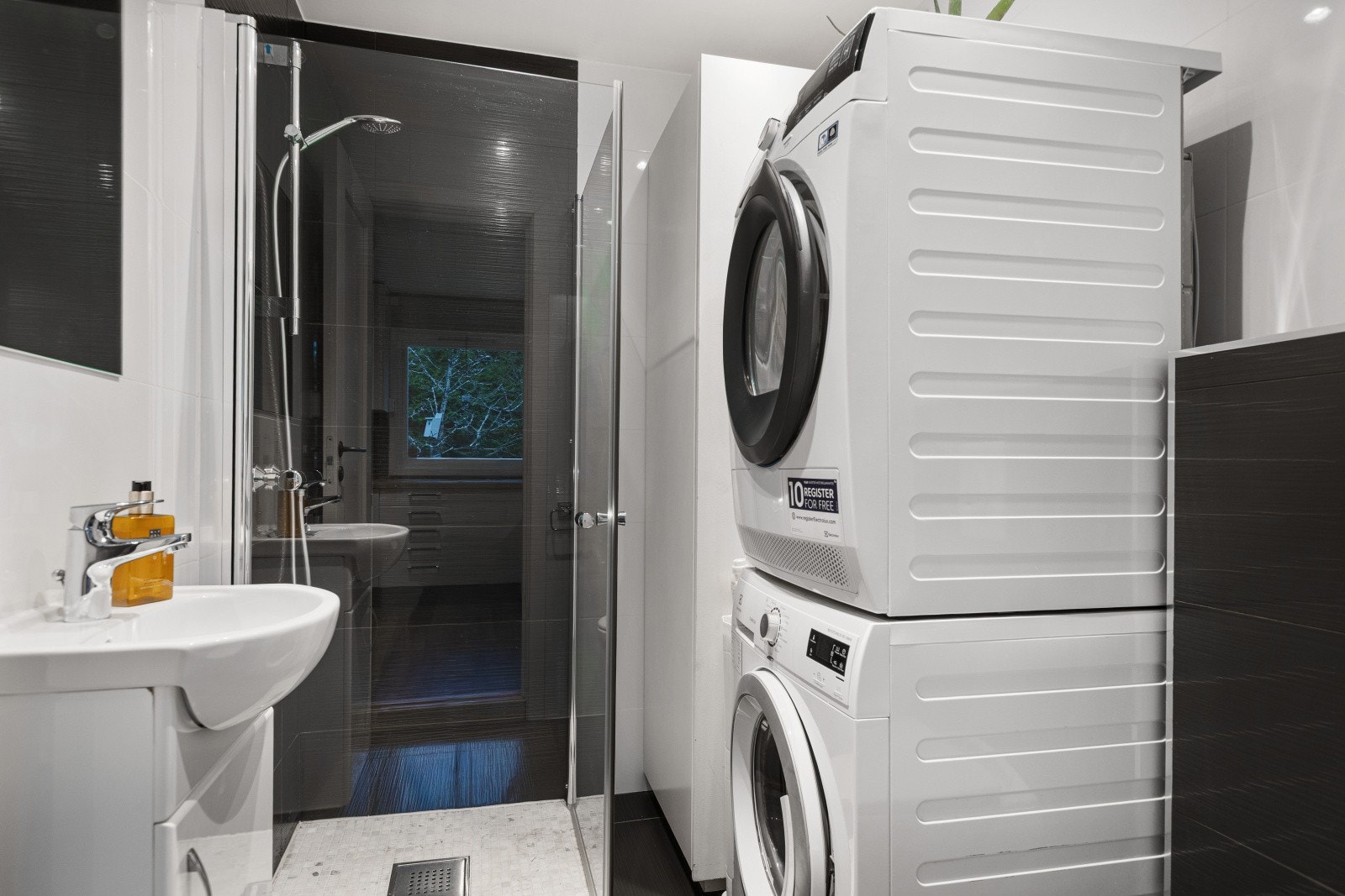 I tillegg er det opplegg for både vaskemaskin og tørketrommel, noe som gjør rommet både praktisk og moderne. Galleribilde