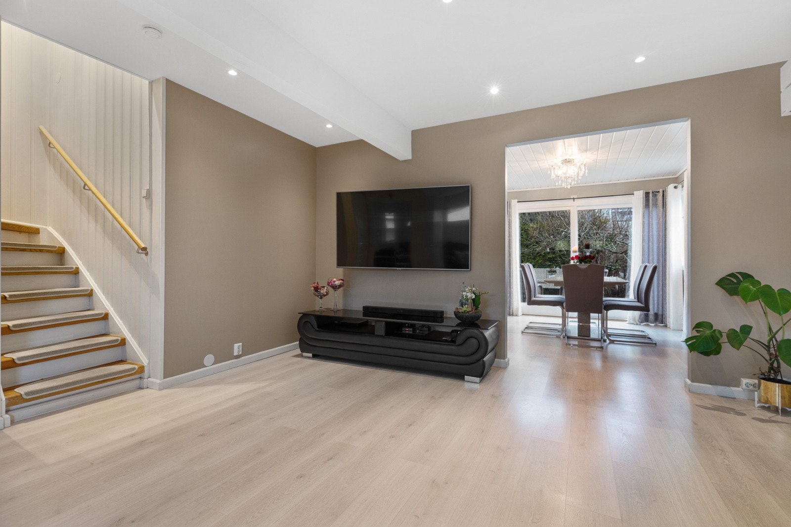 Den åpne og innbydende løsningen mellom stue og kjøkken skaper en luftig og sosial atmosfære med en tydelig romslig følelse. Stuen er utstyrt med både varmematte og varmepumpe, som sikrer behagelig temperatur og god komfort gjennom hele året. Galleribilde