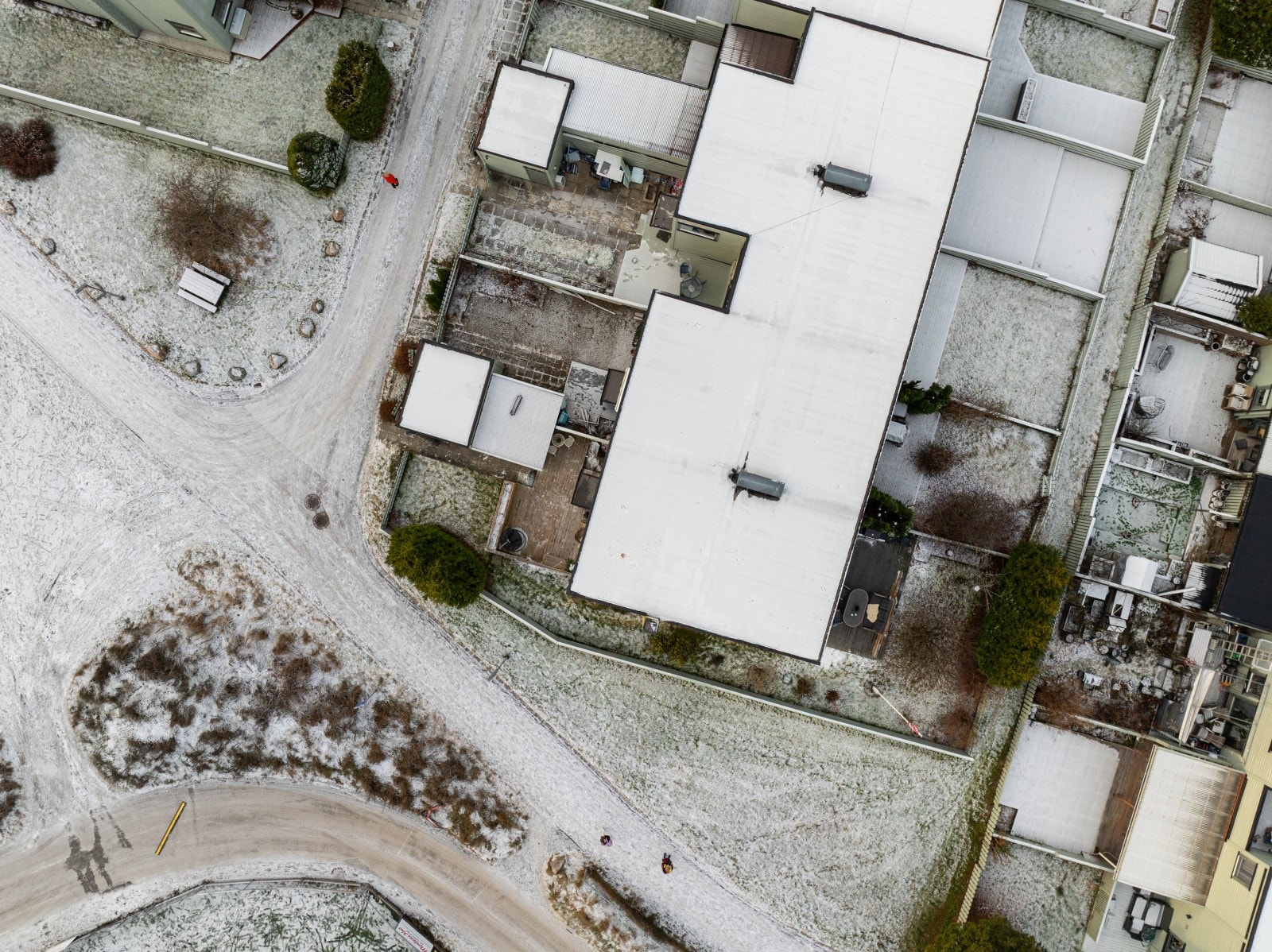 Boligen kan også by på hele to romslige og innbydende takterrasser, én på hver side av boligen, med et samlet areal på ca. 46 m². Her er det rikelig plass til flere sittegrupper og utemøbler. Galleribilde