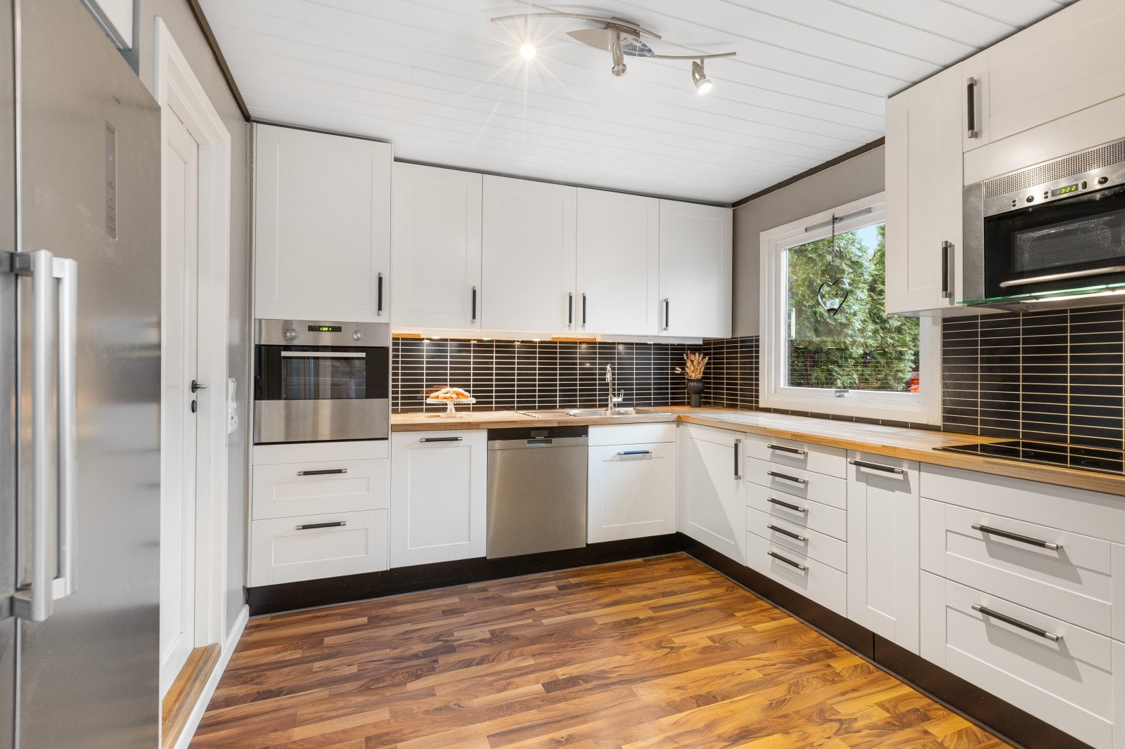 Boligen har et romslig og funksjonelt kjøkken med rikelig skap- og benkeplass, som gir gode arbeidsforhold i hverdagen. Galleribilde