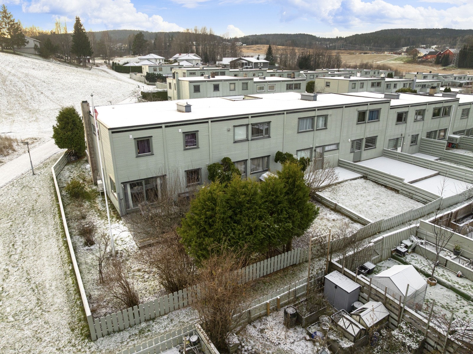 Familievennlig og attraktivt enderekkehus med en svært attraktiv beliggenhet. Galleribilde