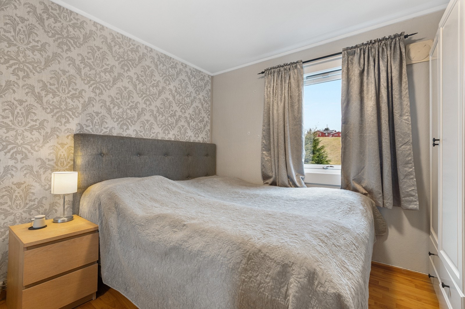 Boligen har totalt fire lyse og innbydende soverom, alle i 2. etasje. Galleribilde