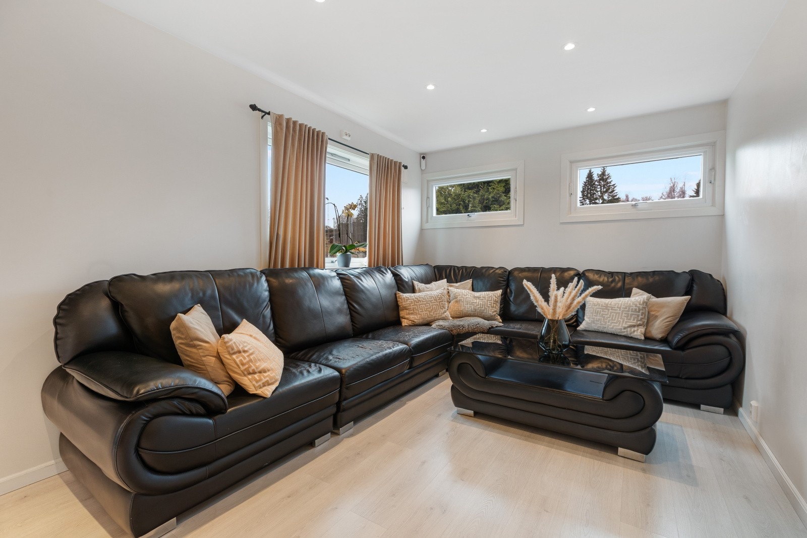 Hovedstuen ligger i 1. etasje og har rikelig med plass til både stor sofagruppe, TV-møblement og en egen spisestue med god plass til et stort spisebord med tilhørende stoler. Galleribilde