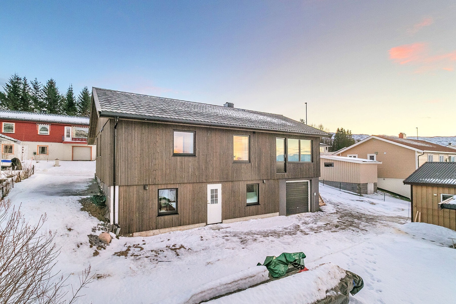 Huset har nye vinduer, ny taktekking, ny bordkledning og er etterisolert. Galleribilde