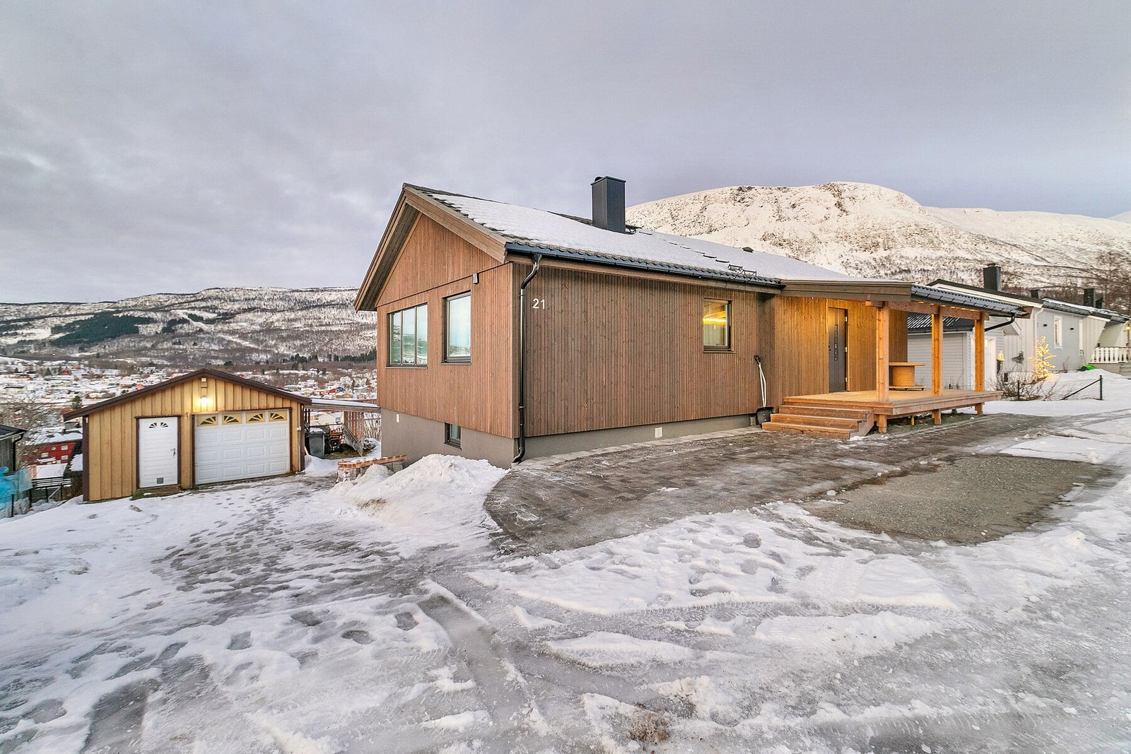 Eiendommen har en frittstående garasje og biloppstillingsplasser. Brosteinsbelagt biloppstillingsplass Galleribilde