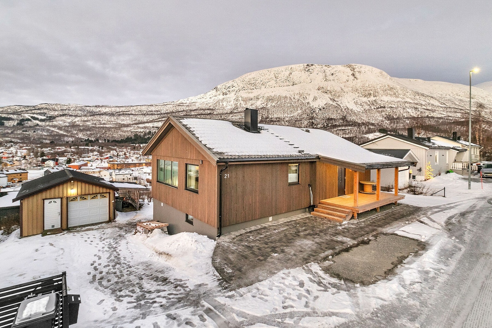 Eneboligen er betydelig oppgradert utvendig med bla. ny "Møre Royal" bordkledning, etterisolert, nye vinduer med 3-lags energi glass, ny taktekking og nytt inngangsparti Galleribilde