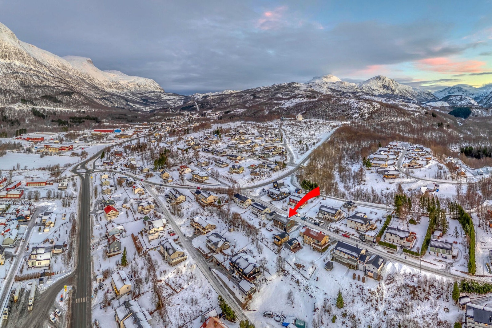 Huset ligger i et etablert boligfelt med eneboliger Galleribilde